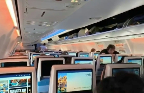 Image tirée d'une vidéo fournie via l'AFPTV le 30 septembre 2026, montrant des passagers à bord du vol flydubai FZ 1073, dont le copilote omanais avait attaqué le pilote, avant son départ pour Tel-Aviv depuis l'aéroport de Tabuk, en Arabie saoudite ( AFPTV / - )