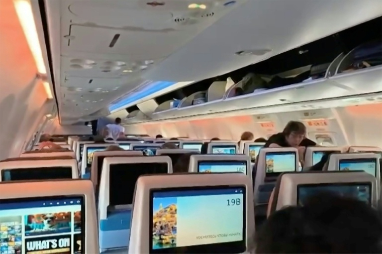 Image tirée d'une vidéo fournie via l'AFPTV le 30 septembre 2026, montrant des passagers à bord du vol flydubai FZ 1073, dont le copilote omanais avait attaqué le pilote, avant son départ pour Tel-Aviv depuis l'aéroport de Tabuk, en Arabie saoudite ( AFPTV / - )