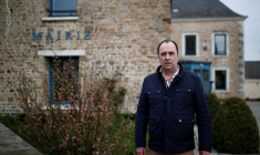 EN FRANCE, RETROUVER LE GOÛT DES AUTRES AU CAFÉ DU VILLAGE