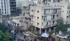 Missiles iraniens: des secouristes près d'un immeuble endommagé à Tel-Aviv