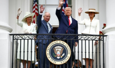 Le président américain Donald Trump, la Première dame Melania Trump, le roi Charles III et la reine Camilla saluent la foule lors d'une cérémonie d'accueil sur la pelouse sud de la Maison Blanche à Washington, le 28 avril 2026 ( POOL / Henry NICHOLLS )