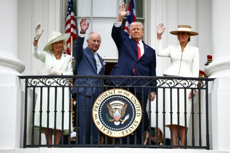 Le président américain Donald Trump, la Première dame Melania Trump, le roi Charles III et la reine Camilla saluent la foule lors d'une cérémonie d'accueil sur la pelouse sud de la Maison Blanche à Washington, le 28 avril 2026 ( POOL / Henry NICHOLLS )