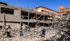 Des journalistes filment les dégâts provoqués par des frappes sur l'Université de technologie Sharif à Téhéran, le 7 avril 2026 en Iran ( AFP / ATTA KENARE )