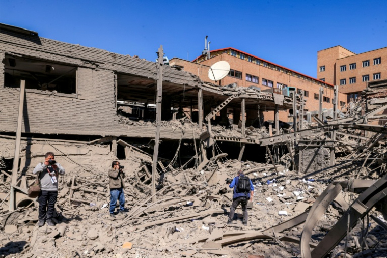 Des journalistes filment les dégâts provoqués par des frappes sur l'Université de technologie Sharif à Téhéran, le 7 avril 2026 en Iran ( AFP / ATTA KENARE )
