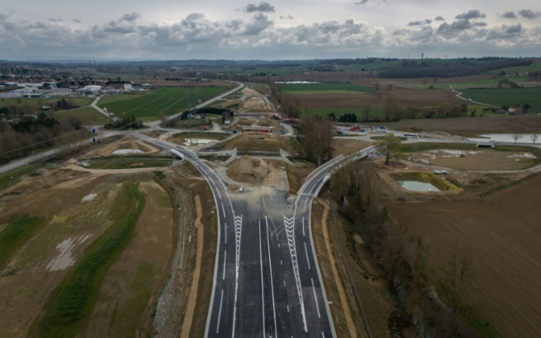 Vue aérienne du chantier de construction de l'autoroute A69 Toulouse-Castres, près de Verfeil, le 14 mars 2025 en Haute-Garonne ( AFP / Ed JONES )