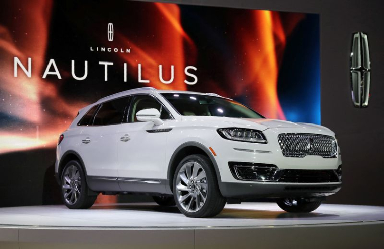 Le SUV Lincoln Nautilus est exposé au Salon de l'automobile de Los Angeles, à Los Angeles