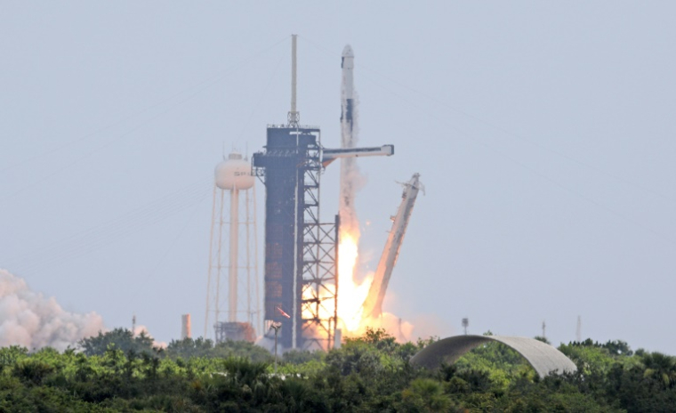 La capsule Crew Dragon, juchée sur la fusée Falcon 9 de SpaceX, décolle du centre spatial Kennedy en Floride, le 1er août 2025 ( AFP / Gregg Newton )