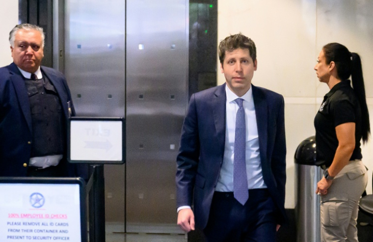 Le PDG d'OpenAI, Sam Altman, arrive au tribunal fédéral d'Oakland pour le procès intenté par Elon Musk contre OpenAI, le 12 mai 2026 en Californie ( AFP / JOSH EDELSON )