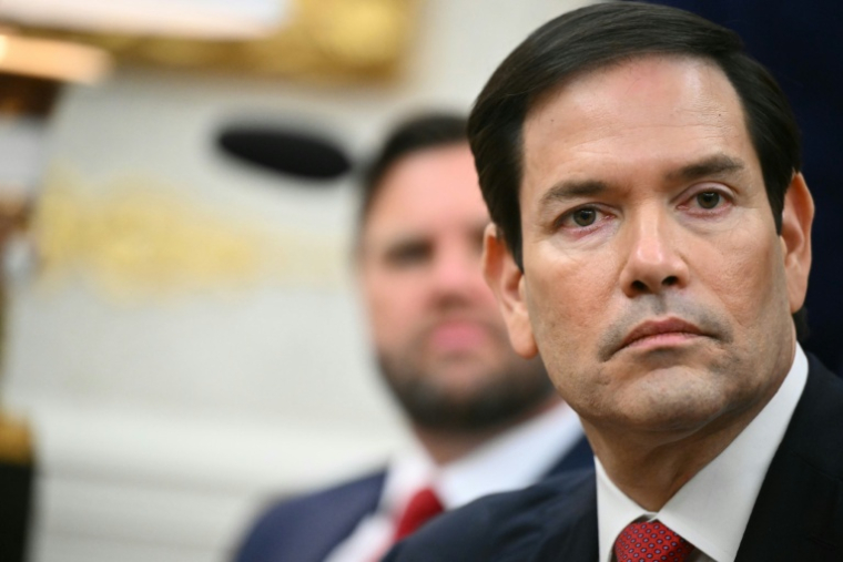 Le secrétaire d'État américain Marco Rubio lors d'une réunion avec le président américain Donald Trump et le président ukrainien Volodymyr Zelensky dans le bureau ovale de la Maison Blanche à Washington, DC, le 18 août 2025 ( AFP / Mandel NGAN )