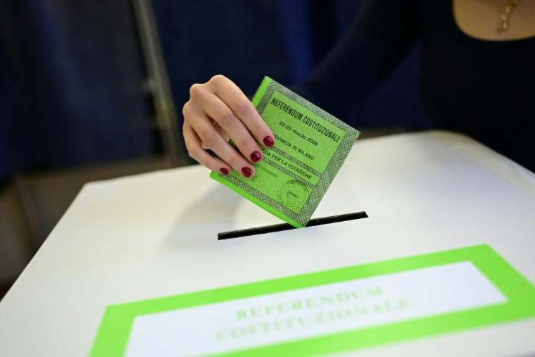 Une Italienne vote à Milan pour le référendum sur une réforme judiciaire le 22 mars 2026 ( AFP / Piero CRUCIATTI )