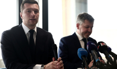 Le président du Rassemblement national Jordan Bardella, à gauche, avec à sa droite le candidat RN à la mairie de Marseille Franck Allisio, le 6 mars 2025, à Marseille ( AFP / Thibaud MORITZ )