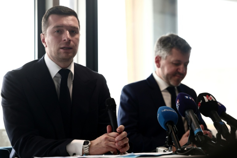 Le président du Rassemblement national Jordan Bardella, à gauche, avec à sa droite le candidat RN à la mairie de Marseille Franck Allisio, le 6 mars 2025, à Marseille ( AFP / Thibaud MORITZ )