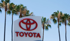 Une enseigne Toyota dans une concession Toyota à Tustin, en Californie