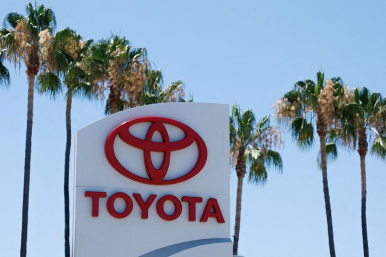 Une enseigne Toyota dans une concession Toyota à Tustin, en Californie