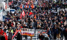 Photo des manifestants pour protester contre l'article 49.3 de la Constitution pour faire adopter sans vote l'impopulaire réforme des retraites