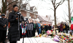 Un rassemblement, jeudi 8 janvier 2026 sur le lieu de la mort d'une femme tuée la veille par la police à Minneapolis ( AFP / CHARLY TRIBALLEAU )