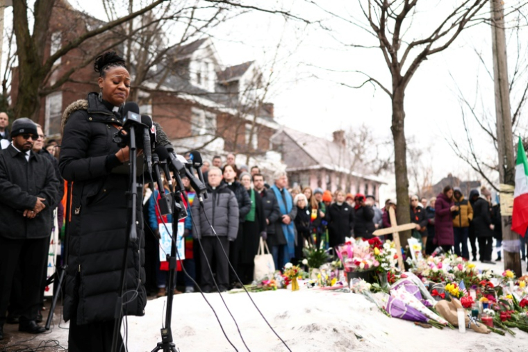 Un rassemblement, jeudi 8 janvier 2026 sur le lieu de la mort d'une femme tuée la veille par la police à Minneapolis ( AFP / CHARLY TRIBALLEAU )