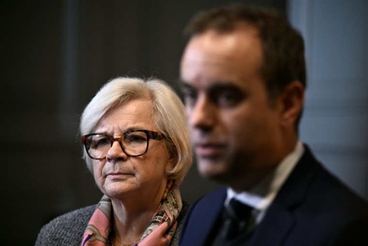 La ministre de la Défense Catherine Vautrin et le Premier ministre Sébastien Lecornu, le 1er décembre 2025 à Paris ( POOL / JULIEN DE ROSA )