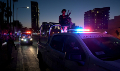 La Garde nationale mexicaine escorte le bus de la sélection de l'Iran à son retour à l'hôtel à Tijuana (Mexique) après un entraînement, le 10 juin 2026, quelques jours avant son entrée en lice dans le Mondial aux Etats-Unis. ( AFP / Guillermo Arias )