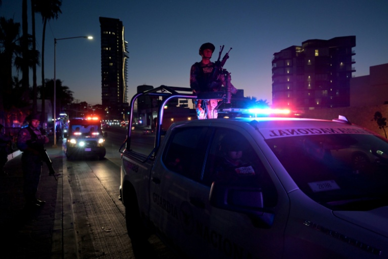 La Garde nationale mexicaine escorte le bus de la sélection de l'Iran à son retour à l'hôtel à Tijuana (Mexique) après un entraînement, le 10 juin 2026, quelques jours avant son entrée en lice dans le Mondial aux Etats-Unis. ( AFP / Guillermo Arias )