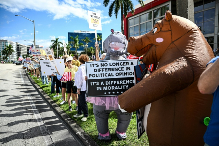 Des manifestants participant à un défilé "No kings" ("Pas de rois") contre Donald Trump, près de sa résidence Mar-a-Lago en Floride, le 18 octobre 2025 ( AFP / CHANDAN KHANNA )