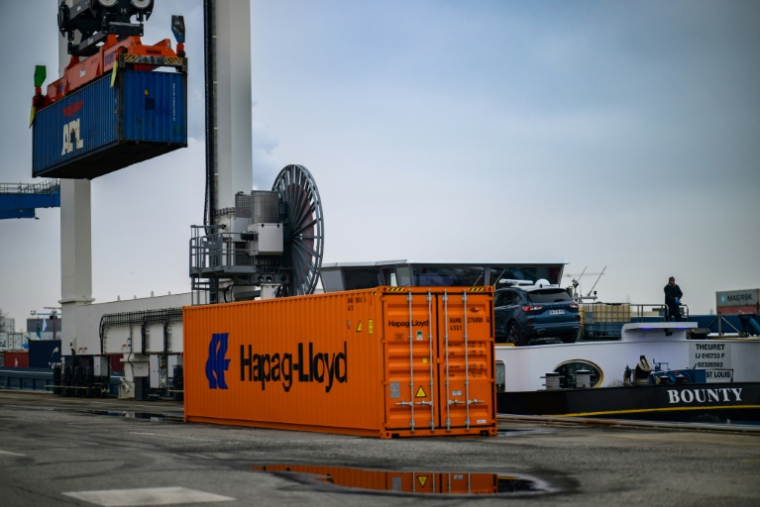 Chargement et déchargement de conteneurs sur une barge (non électrique) sur le Rhône, au port fluvial Edouard Herriot de Lyon qui va être modernisé, le 13 décembre 2024 ( AFP / OLIVIER CHASSIGNOLE )