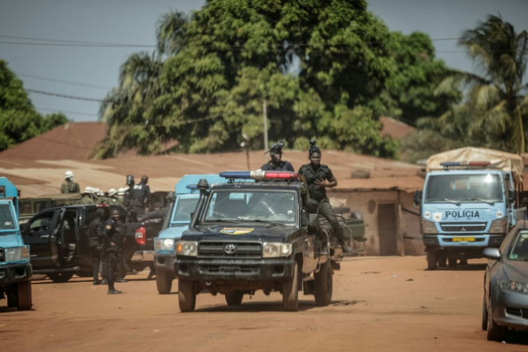 Des membres des forces de sécurité de Guinée-Bissau patrouillent près du domicile d'un responsable de l'opposition, Fernando Dias da Costa, à Bissau, le 27 novembre 2025 ( AFP / Patrick MEINHARDT )