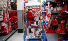 Des clients se pressent dans un magasin Walmart
