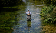Bob Wellard, directeur de la Piscatorial Society, pêche à la mouche le 25 août 2026 dans la rivière Itchen, en Angleterre ( AFP / JUSTIN TALLIS )