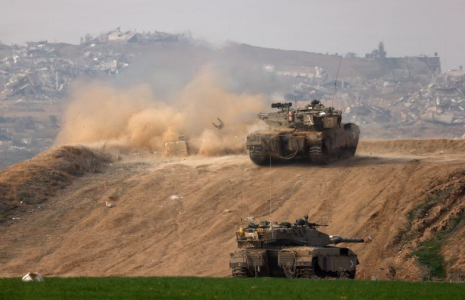 Un tank israélien tire en direction de Gaza