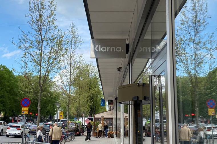 Un panneau est photographié à l'entrée du siège de Klarna à Stockholm