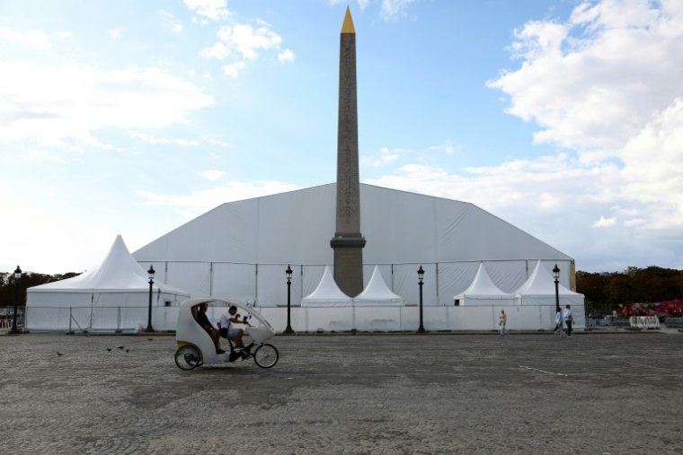 Les préparatifs à la visite du pape Léon XIV sur la place de la Concorde, le 16 septembre 2026 ( AFP / Charlotte SIEMON )