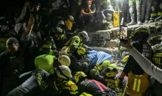 Les secouristes extraient Daniela Andrea Largo Sanchez des décombres d'un immeuble effondré à Pereira le 11 août 2026, après le séisme ayant frappé la Colombie ( AFP / David SALAZAR )