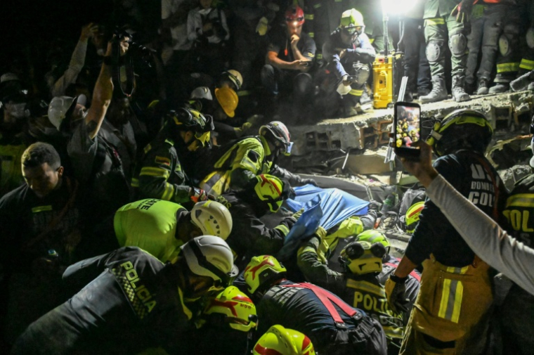 Les secouristes extraient Daniela Andrea Largo Sanchez des décombres d'un immeuble effondré à Pereira le 11 août 2026, après le séisme ayant frappé la Colombie ( AFP / David SALAZAR )