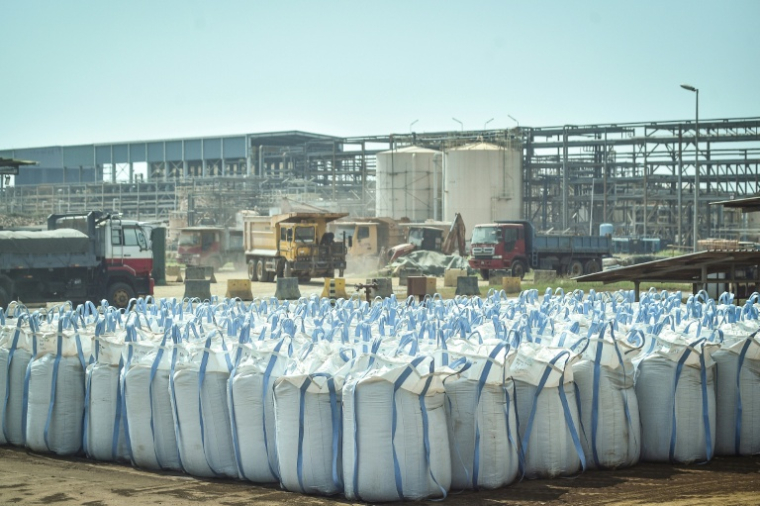 Des sacs contenant des terres rares finement triées lors d'une visite des installations de la société minière australienne Lynas à Gebeng, dans l'est de la Malaisie, le 8 avril 2026 ( AFP / Arif Kartono )