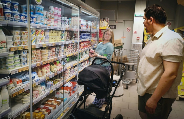 Sergueï Dioujikov et Maria Tiabout font leurs courses dans un magasin de Mytichtchi, une ville de 300.000 habitants au nord-est de Moscou, le 17 juin 2025 ( AFP / Alexander NEMENOV )