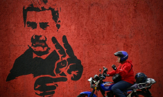 Un homme passe près d'une fresque représentant Nicolas Maduro, le 14 mai 2026 à Caracas ( AFP / Federico PARRA )