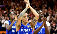 La capitaine française Gabby Williams (au centre) après la défaite en finale de Coupe du monde de basket contre les Etats-Unis, le 13 septembre 2026 à Berlin ( AFP / Tobias SCHWARZ )