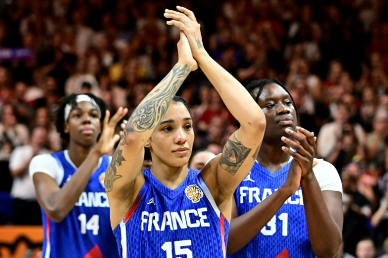 La capitaine française Gabby Williams (au centre) après la défaite en finale de Coupe du monde de basket contre les Etats-Unis, le 13 septembre 2026 à Berlin ( AFP / Tobias SCHWARZ )