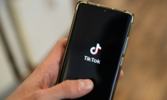 De nombreux ados, pour qui TikTok, Snapchat ou Instagram sont devenus "indispensables", jugent trop sévère l'interdiction des réseaux sociaux aux moins de 15 ans ( AFP / Antonin UTZ )