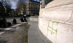 Une croix gamme taguée sur la statue de la République, place de la République à Paris, le 16 février 2026 ( AFP / Thomas SAMSON )