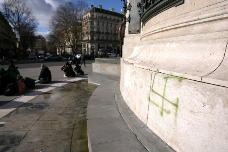 Une croix gamme taguée sur la statue de la République, place de la République à Paris, le 16 février 2026 ( AFP / Thomas SAMSON )