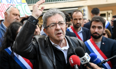 Jean-Luc Mélenchon à Saint-Brévin-les-Pins, le 24 mai 2023. ( AFP / SEBASTIEN SALOM-GOMIS )