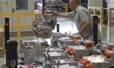 Un employé manipule  un moteur dans une usine de l'ouest de la France