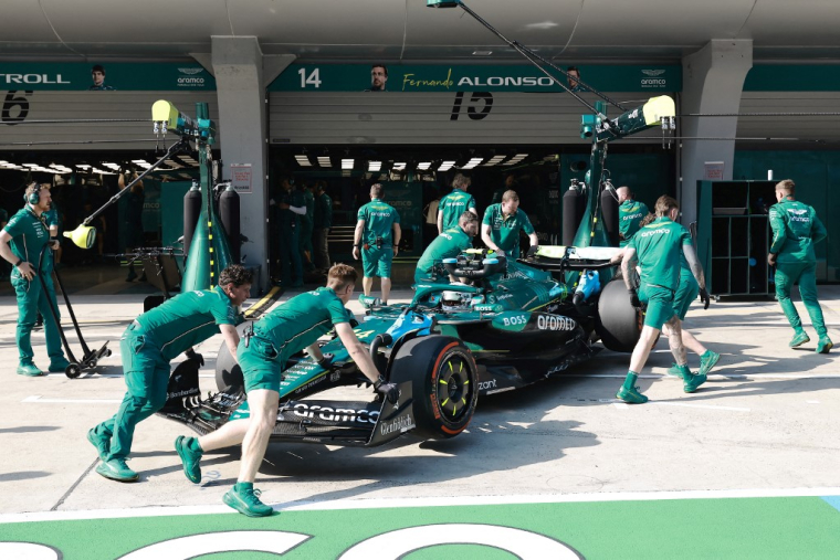 Une Formule 1 Aston Martin à Shanghai, en Chine. ( POOL / ALEX PLAVEVSKI )