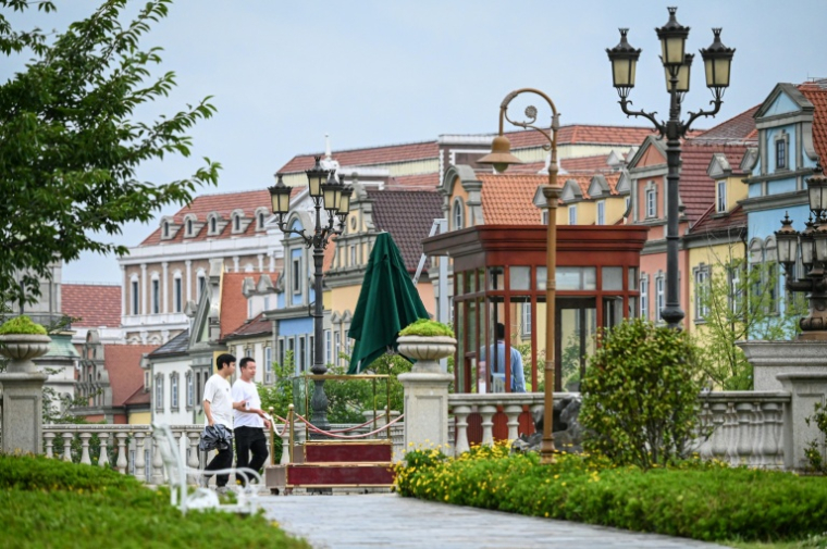 Des employés entrent dans le centre de données au style européen de l'entreprise technologique chinoise Huawei, situé dans la nouvelle zone de Guian, à Guiyang , dans la rovince du Guizhou, le 24 juillet 2026 dans le sud-ouest de la Chine ( AFP / Jade GAO )