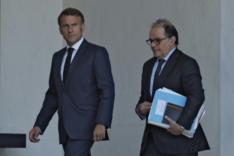 Le président Emmanuel Macron (g) et son secrétaire général Emmanuel Moulin à l'issue d'un Conseil des ministres à l'Elysée, le 2 juillet  2025 à Paris ( AFP / Ludovic MARIN )