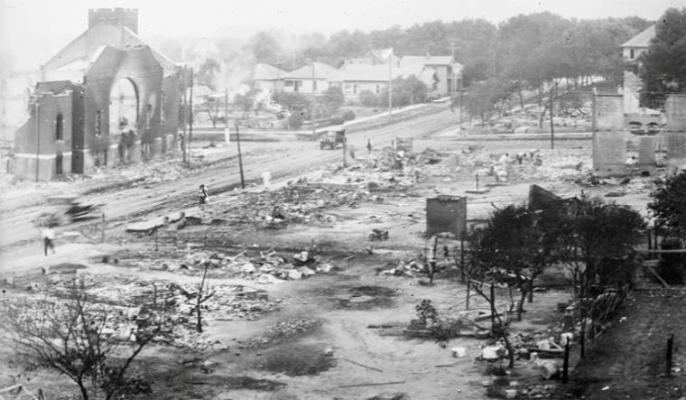 Photo d'archive datant de juin 1921, fournie par la Bibliothèque du Congrès le 19 mai 2021, montrant les destructions perpétrées pendant le massacre raciste de Tulsa, en Oklahoma  ( Library of Congress / Handout )