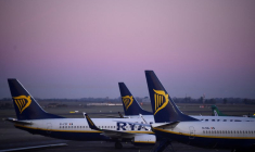 RYANAIR RÉDUIT SA PERTE ANNUELLE ET ENVISAGE UN RETOUR À UNE "RENTABILITÉ RAISONNABLE"