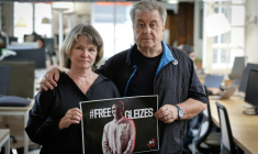 Sylvie Godard, mère du journaliste Christophe Gleizes, et son beau-père Francis Godard posent à Paris le 27 août 2025 ( AFP / STEPHANE DE SAKUTIN )